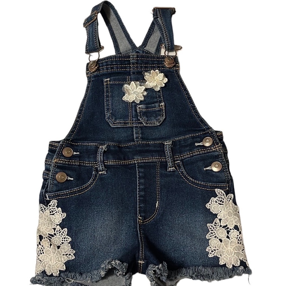 Denim bib overall, shorts and bib have applicade white flowers ., size 2T